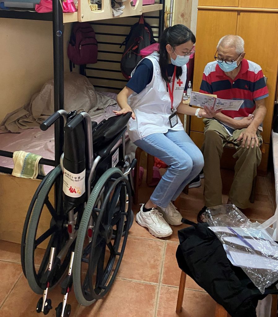 盧凱琦憶述其中一名服務使用者是一個72歲的伯伯。潘伯伯過去曾經中風，影響他右邊身體的活動能力，以往依靠拐杖仍能勉強到居所附近涼亭散步。