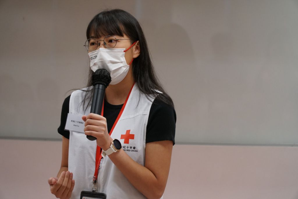 香港紅十字會輔助行動器材租借服務職員盧凱琦指出，疫情下傷病者對於輪椅器材等的需求殷切，每天平均收到30個電話查詢。自去年推出到戶服務後，現已服務逾400人次。