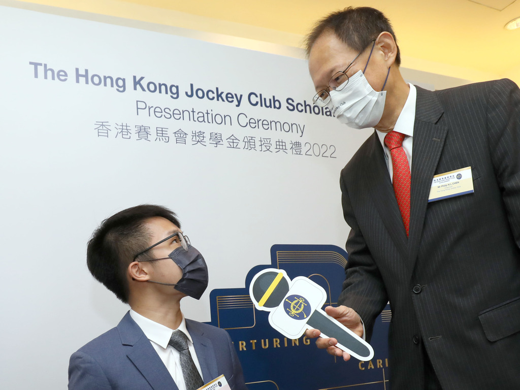 香港賽馬會獎學金得主卓嘉豪與馬會主席陳南祿合照。