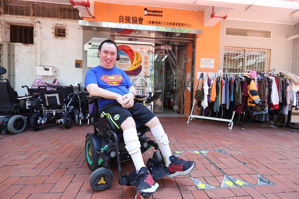 與大腦麻痺共處40年，張嘉星沒放大自己的桎梏，更回饋社會熱心助人。