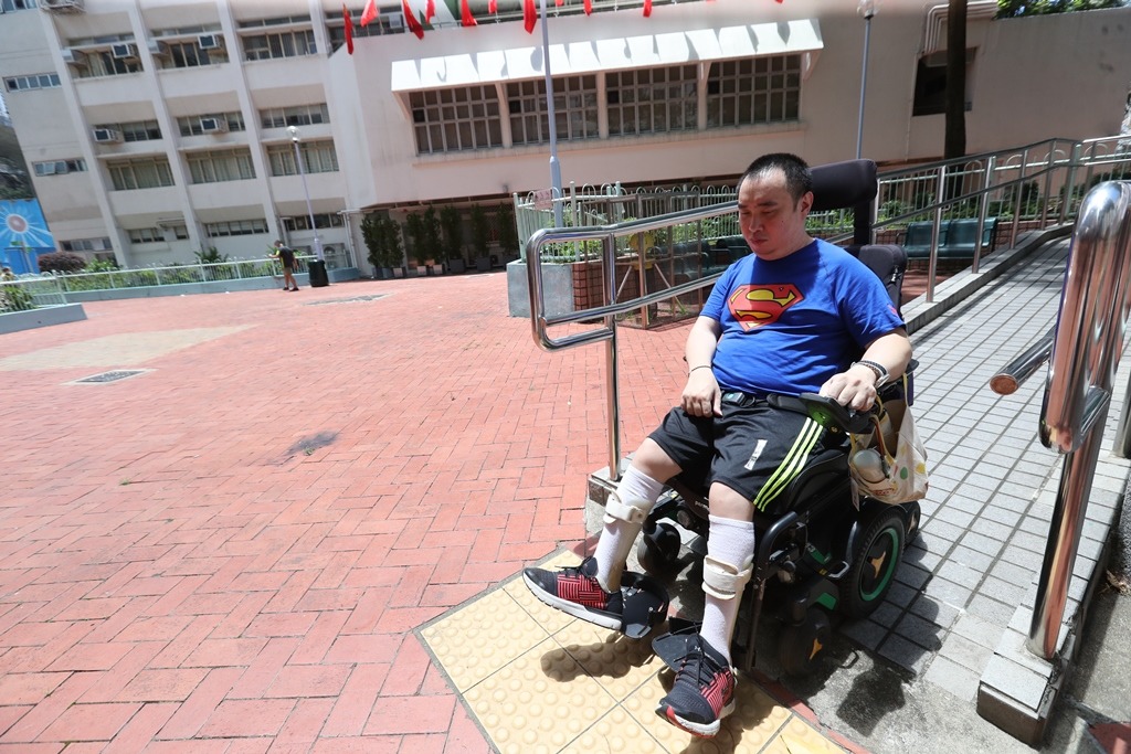 大腦痙攣影響嘉星身體四肢，左手還可以，右手進行一些細微動作不如其他人靈活。