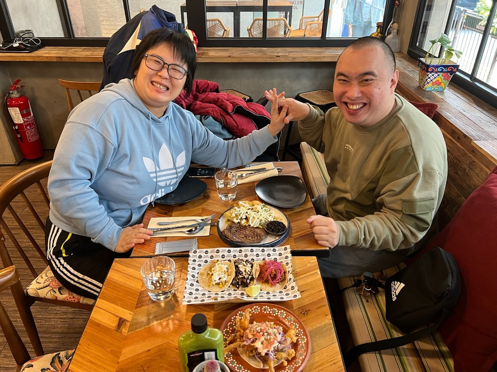 結緍11周年，與太太吃墨西哥餐慶祝。