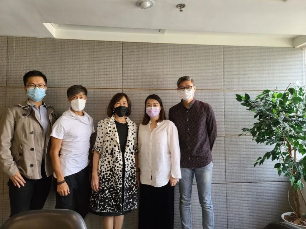 早前接受電視節目《無耆不有》訪問，與製作團隊合照。