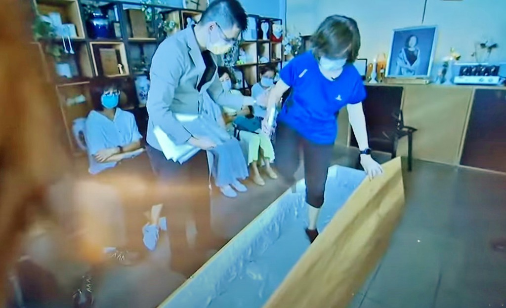 她於去年舉辦生前告別禮，要躺入紙棺木中，但不覺恐懼，反而相當平靜。