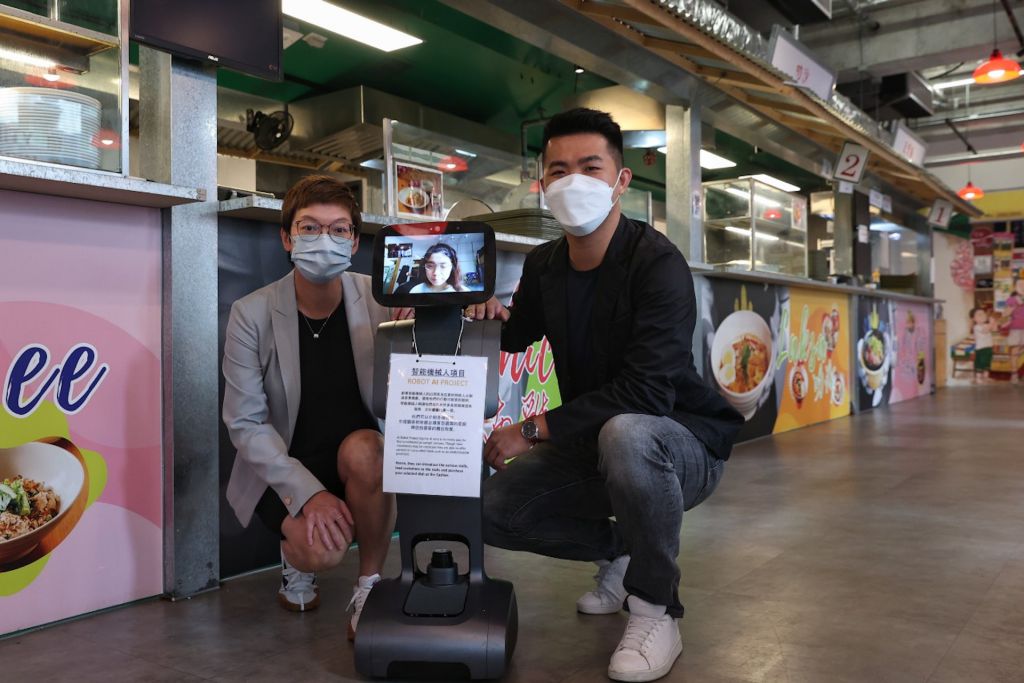 HandyRehab行政總裁張晧程（右）指，他們獲香港科技園資助為社企餐廳廚尊及傷健人士度身設計機械人項目。