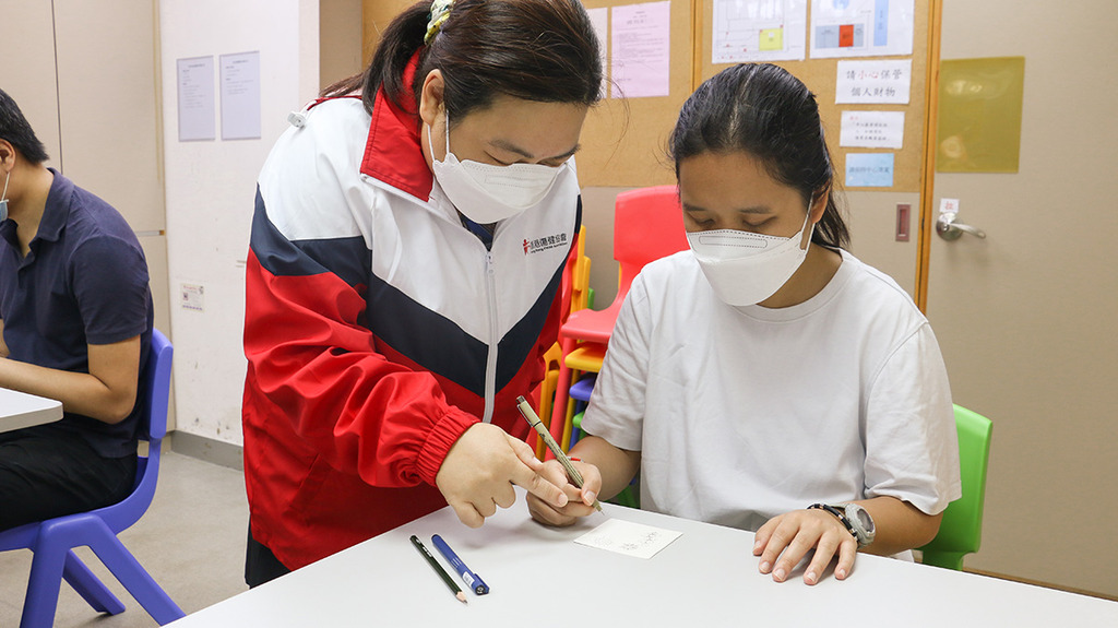 Coco（右）於2021年加入香港傷健協會，會定期參與輔助就業服務中心的藝術減壓小組，社工會從中指導學員紓緩情緒和壓力的方法，改善情緒困擾對她的影響。