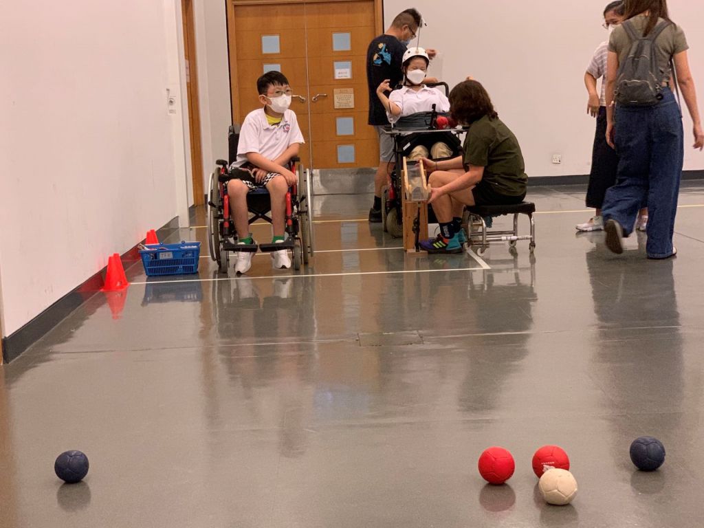 中心亦設計了「硬地滾球＋管道」運動，訓練學生的頸部肌肉和頭部活動，令他們可以更得心應手地使用輪椅。
