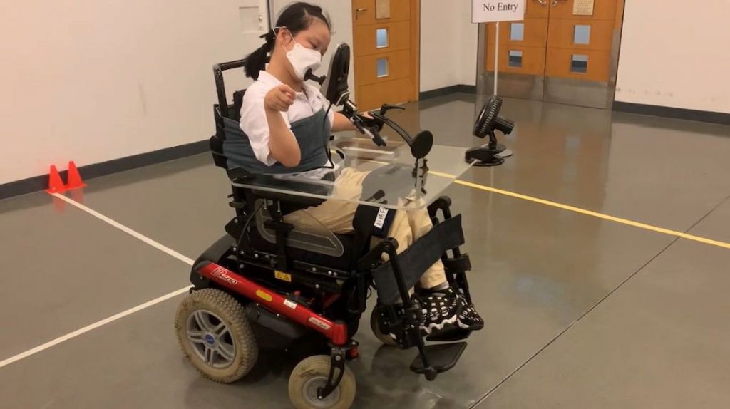 香港紅十字會甘迺迪中心於第55屆聯校科學展覽展出由學校職業治療師發明的「下巴控制電動輪椅」，旨在照顧殘疾人士日常需要。