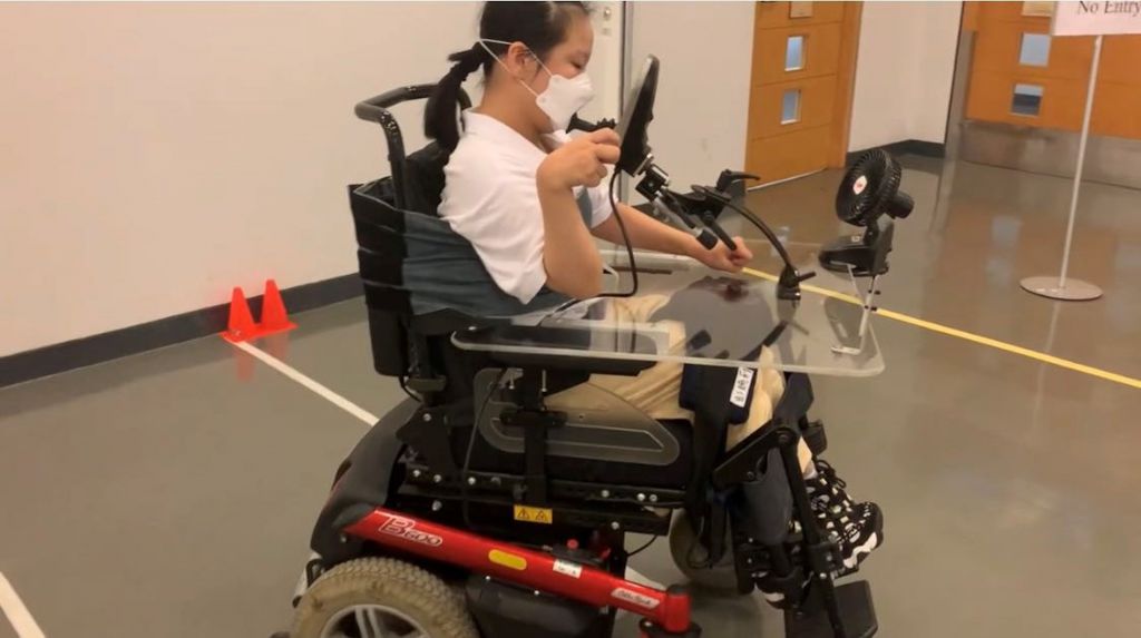 中心的學生示範將「下巴控制電動輪椅」泊入空格內。

