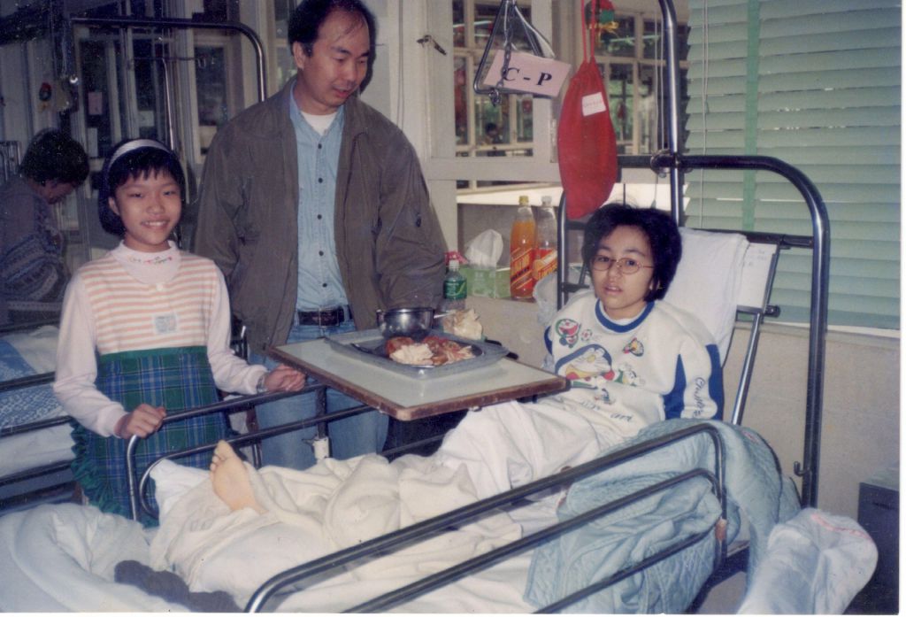 童年時的Iris精靈可愛，但一歲起便要因先天性髖關節脫臼，十年內已接受4次手術。