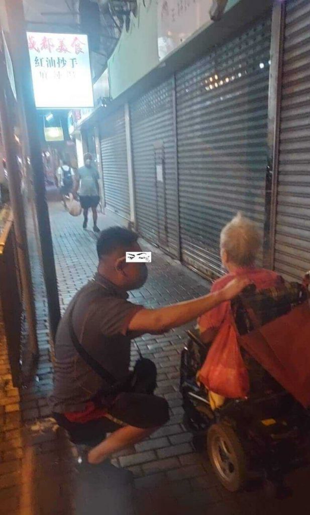 順豐哥哥一手拉住婆婆的輪椅，避免她衝出馬路。