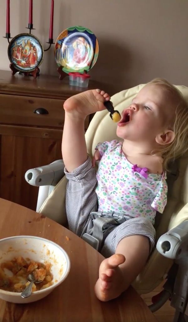 Elmira曾經拍下了她用雙腳吃飯的影片，影片中的她用腳夾著叉子，努力地將食物送進嘴中。