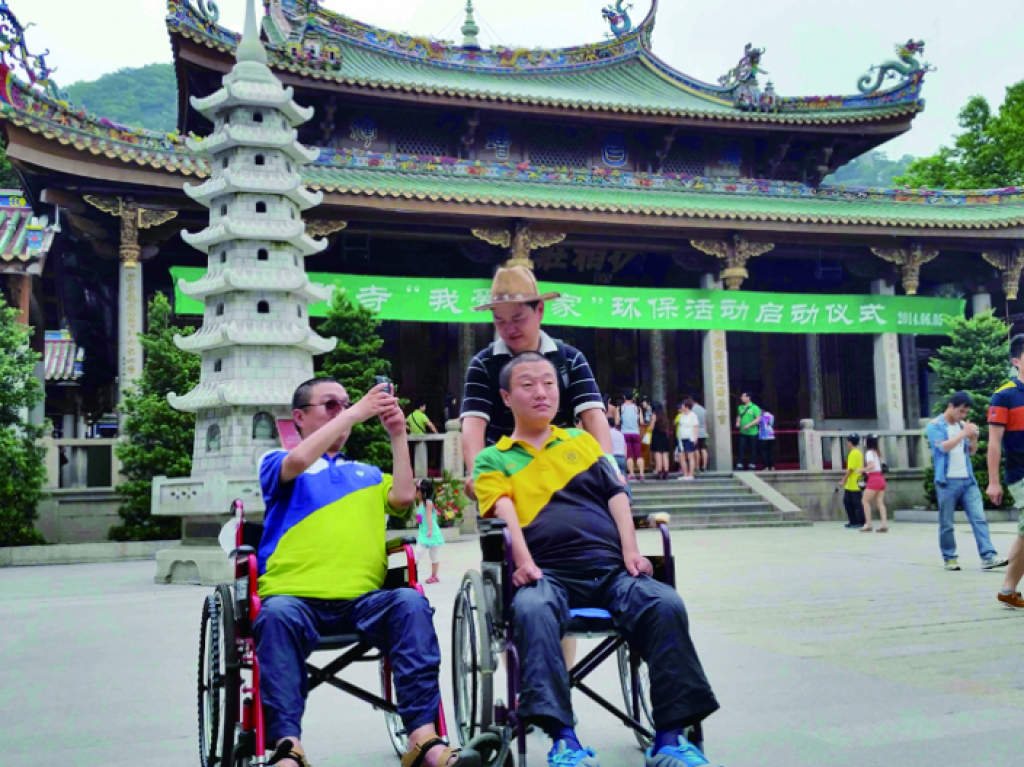長情陪伴15年 熱心男帶「半癱輪椅兄弟」玩遍全國
