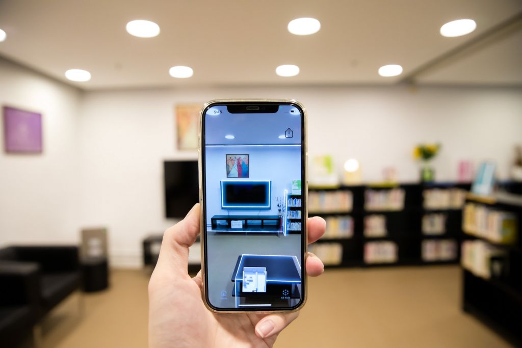 用家手持應用程式360度掃描房間，相關空間和陳設即以3D虛擬模型呈現。