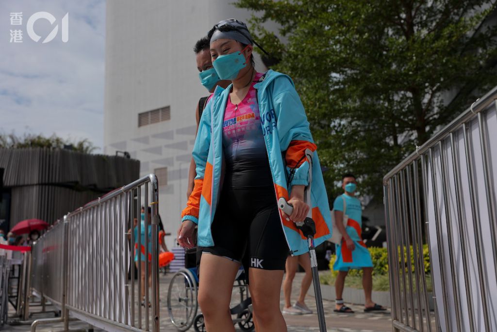 39歲的陳頴思在今年4月，發現脊椎內長出血瘤須接受手術。她在復康過程中，愛上游泳並參加維港渡海泳。
