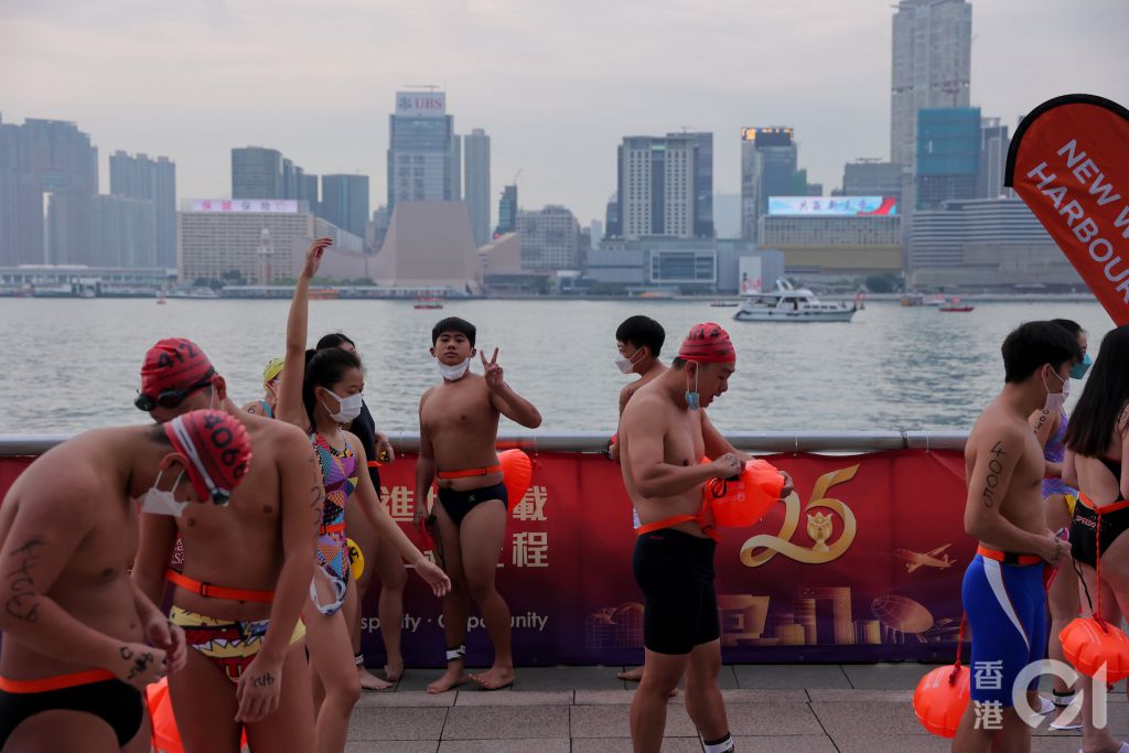 10月23日，維港泳順利舉行，約有1,500名泳手報名參賽，最終有近1200人出席，其中約100名「競賽組」健兒，以15分鐘，由灣仔金紫荊廣場公眾碼頭出發游至對岸的尖沙咀星光大道終點。