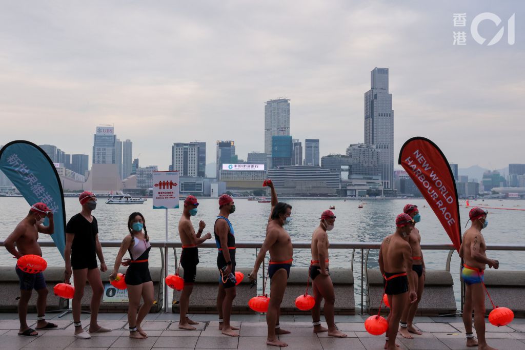 10月23日，維港泳順利舉行，約有1,500名泳手報名參賽，最終有近1200人出席，其中約100名「競賽組」健兒，以15分鐘，由灣仔金紫荊廣場公眾碼頭出發游至對岸的尖沙咀星光大道終點。