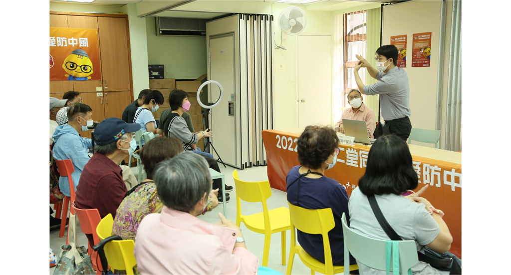 「同仁關愛防中風」預防中風講座中，參加者齊齊跟北京同仁堂中醫師學習養生保健穴位按摩。