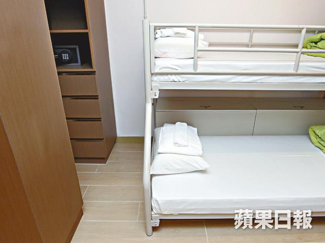 房內通往燈掣及衣櫃位置過窄，輪椅無法駛入。