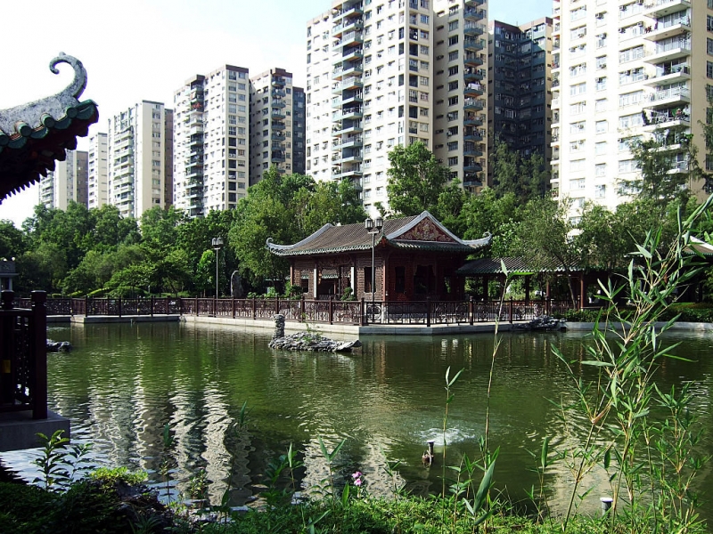 荔枝角公园位於深水埗西,东为美孚一期,南接葵涌货柜码头路,西靠荔景