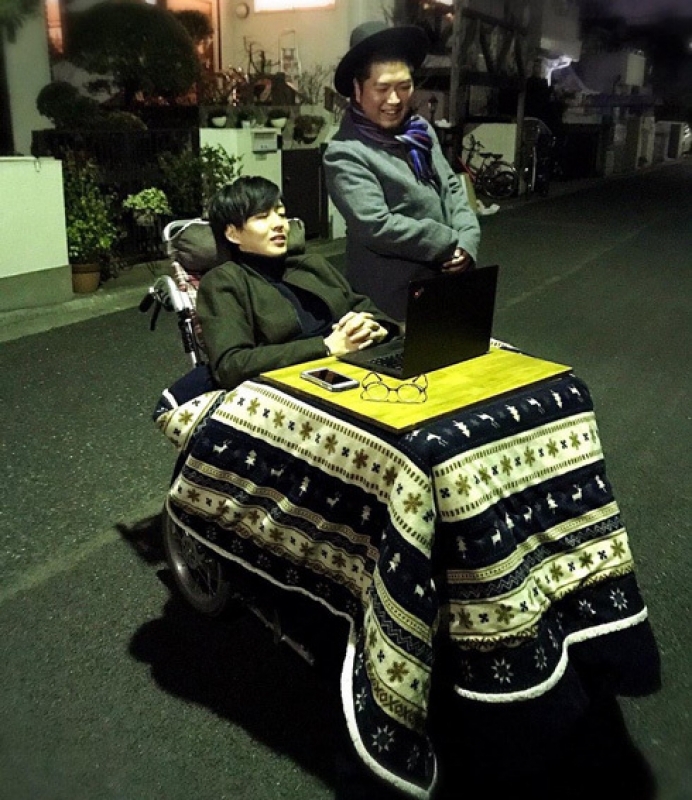 「这世界」日本懒癌最高境界，用轮椅装个被炉出门