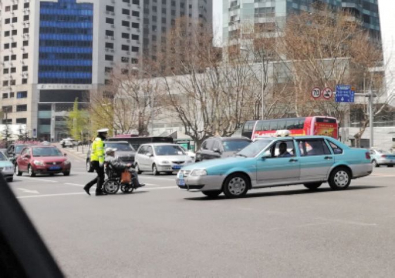 好交警推輪椅老人過馬路市民停車抓拍被敬禮勸離