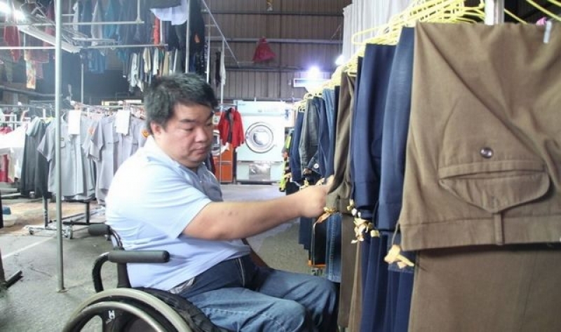 癱瘓不癱下半生 坐輪椅的「大掌櫃」 月洗萬件衣