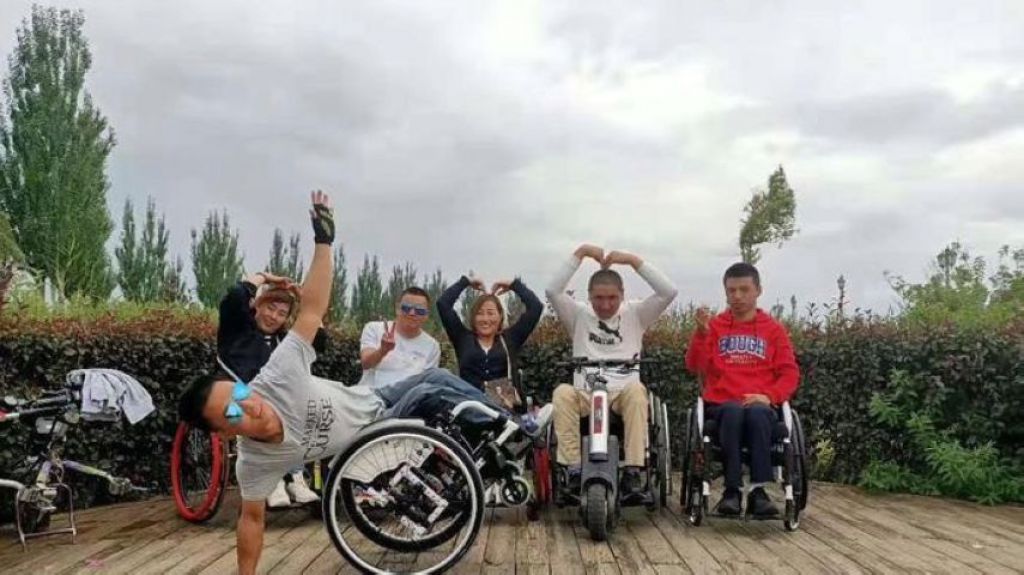 跑过7次“半马” 免费给病友上课残疾小伙靠乐观自信“玩转”轮椅