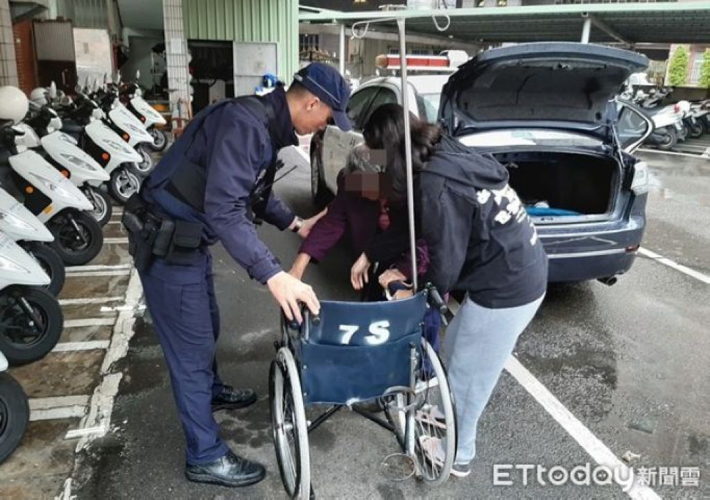 看护风雨中推轮椅妇好茫然　平镇警带回派出所照料