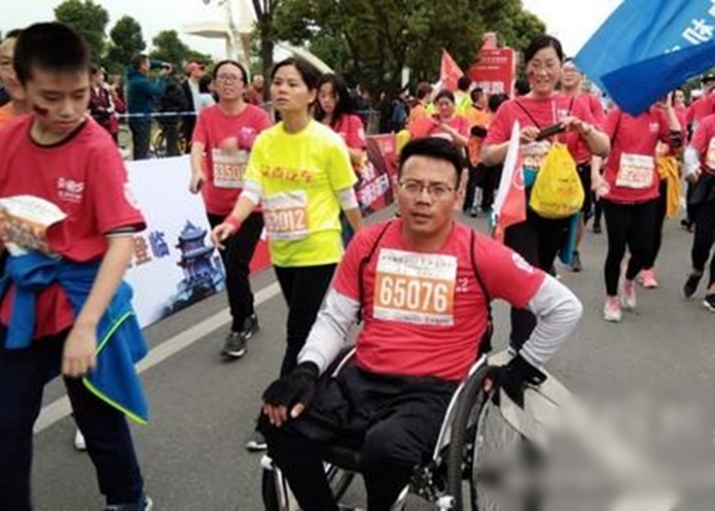 鄂残障男日练10公里　坐轮椅「跑」完马拉松