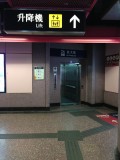 月台D-F出口方向往大堂的电梯
