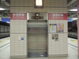 電梯供上下車站月台及地面出入口